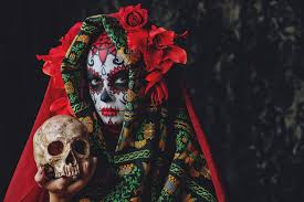 El día de muertos es una de las celebraciones más representativas de méxico y es una muestra del sincretismo que surge de las tradiciones es la manera en que desde tiempos ancestrales honramos a nuestros muertos, percibimos la vida y entendemos la muerte porque en este día no hay tristeza. Donde Celebrar El Dia De Muertos En Mexico Iati Seguros