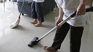 Thấy chồng tự giác lau chùi tivi, tôi định khen ngợi cho đến khi nhìn thấy  1 thứ "điên rồ" anh ta đang cầm