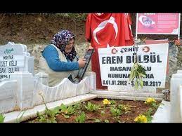 Trabzon'un maçka ilçesi kırsalında terör örgütü mensupları tarafından şehit edilen 15 yaşındaki eren bülbül'ün mezarı kurban bayramı'nın birinci gününde ziyaretçi akınına uğradı. Sehit Eren Bulbul Un Annesi Anneler Gunu Cicegini Bekliyorum Youtube