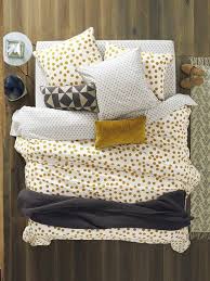 Egayer vos chambres avec une housse de couette aux motifs frais et colorés telle que cette housse de couette pierrot, en satin de coton peigné égyptien fond blanc et imprimée de gros pois bleu marine. Housse De Couette Parure Pois Triangles Maison Vetement Et Deco Cyrillus Housse De Couette Grise Housse De Couette Couettes De Lit