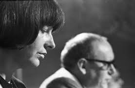 Friederike mayröcker wählte als foto, das sie kommentieren möchte, wie ich vorm westbahnhof stand. Archiv Literatur Sofortfotoss Webseite