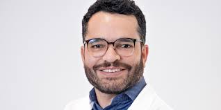 Doutor Maravilha conversa com diferentes públicos sobre saúde sexual