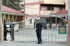 Pada 2009, sekolah menengah kebangsaan sultan ahmad shah memiliki 478 pelajar lelaki dan 603 pelajar perempuan, menjadikan jumlah keseluruhan murid seramai 1081 orang. Berita Harian On Twitter Anggota Polis Mengawal Pintu Masuk Smk Sultan Ahmad Shah Pada Majlis Penamaan Pilihan Raya Kecil Prk Parlimen Cameron Highlands Di Smk Sultan Ahmad Shah Cameron Highlands Foto