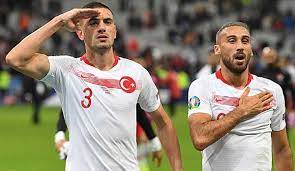 Kamuoyunun gündemine f.bahçe'nin nasıl olup da elinden kaçırdığı sorusuyla giren merih'in öyküsünün her bölümü ayrı ayrı çok çarpıcı. Juventus Militargruss Von Merih Demiral Nedved Keine Verletzung Des Ethikcodes