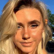 Hallie Mcclain's Instagram, Twitter & Facebook