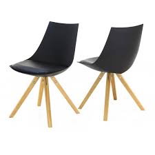 La simplicité d'une chaise en bois ne se dément pas avec le temps. Chaise Scandinave Noire Avec Pieds Bois Turin Chaise Pas Cher