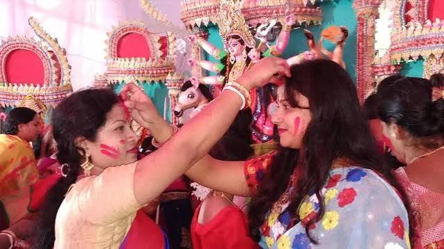 বিজয়া দশমীতে সিঁদুর খেলায় নারীরা। ফাইল ছবি।