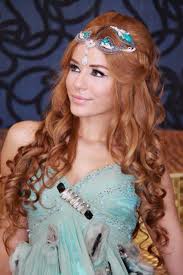 Biz bu yazı dizimizde günlük kullanımda, özel günlerde hatta düğünlerde sıkça tercih edilen dağınık topuz saç modelleri ile sizlere seçenekler. Kina Gecesi Sac Modeli Ve Elbisesi Secimi Sac Modelleri Ve Renkleri