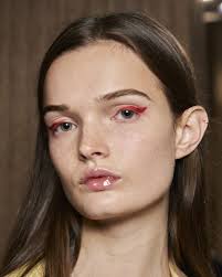 Stop Doing Work And Check Out These Seriously Beaut Fashion Week Make Up Looks In 2021 Summer Makeup Trends Makeup Trends Makeup Looks