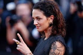 One figure notably absent from morgan neville's new documentary about the life and career of anthony bourdain, roadrunner, is asia argento.she was the parts unknown host, beloved. Argento Metoo Vorkampferin Des Sexuellen Ubergriffs Bezichtigt