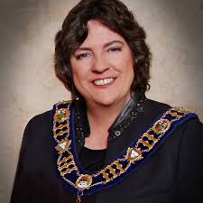 Please stay off the ice at Sauble Beach! Massive Ice Shelves have formed in  just a few days and they're incredibly dangerous. Yes the water is shallow  underneath however the shelf can