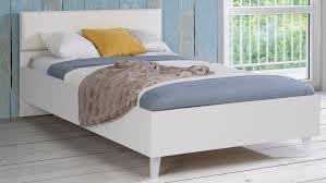 Betten aus holz sind leicht zu pflegen, können feucht abgewischt werden und sind deshalb auch für allergiker gut geeignet. Bett Yerodin Jugendbett In Weiss Mit Led Beinen 120x200