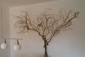 Ein Baum Aus Weide Mit Lichterkette Deko Furs Wohnzimmer Wohnung Lichterketten Lichterketten Deko Schlafzimmer Lichterkette