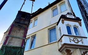 Hier Sehen Sie Unsere Dachdecker Bei Einer Asbestsanierung Von Drei Kaminen In Bielefeld Dachdecker Dach Roofer Asbest Asbes Dachdecker Sanierung Dach