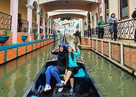 Maka tak heran kalau little venice kota bunga mampu menarik perhatian turis domestik maupun asing dari berbagai negara. Little Venice Kota Bunga Cianjur Lokasi Dan Tiket Masuk Fankymedia