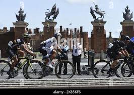 Sea Keong Loh team Giant Shimano and Fabio Leonardo Duque ride past Hampton  Court Palace Stock Photo