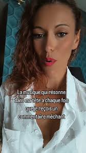 Je vous mets au défi de trouver un point commun entre toutes ces personnes  qui me defequent dessus au quotidien. Être une femme dans la lumière en  2025 be like.