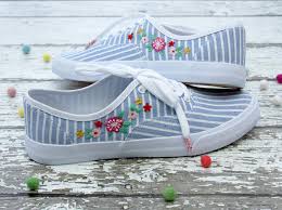 How to hand embroider shoes. Diy Floral Embroidered Shoes