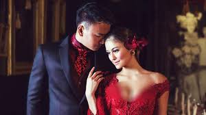 Kata temanku, aku tampan, tinggiku ideal, dan bentuk. Soal Foto Pre Wedding Agnes Monica Ini Kata Perancang Kebayanya Showbiz Liputan6 Com
