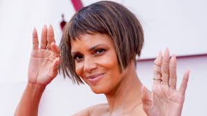 Suitable for all ages, this short bob hairstyle is fancy and easy style making it a popular choice in the 10 best halle berry bob haircuts! Oscars 2021 Halle Berry Debuts Blunt Cut Bob Haircut With Baby Bangs Allure