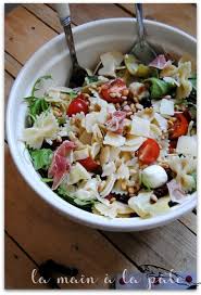 Salade De Pates A L Italienne La Main A La Pate Salade De Pates A L Italienne Esseneinfach In 2020 Pasta Salad Italian Pasta Salad Recipes