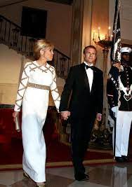 Brigitte Macron En Robe De Vestale Face A Melania Trump En Robe Chanel Scintillante