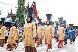 Sejarah baju melayu yang dulunya dikenali sebagai baju kurung soscili. Baju Kurung Wikipedia Bahasa Indonesia Ensiklopedia Bebas