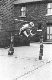 Niños jugando en la calle, ¿una problemática? Ninos Jugando En La Calle Otros Tiempos Otros Juegos Ninos Jugando Fotografia Antigua Fotografia Callejera