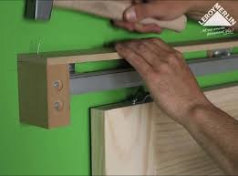 Pour leroy merlin et casto, il n'y aurait pas de problème. Comment Poser Une Porte Interieure Coulissante En Applique Leroy Merlin