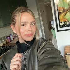 Elly Blake (@eb_journo)