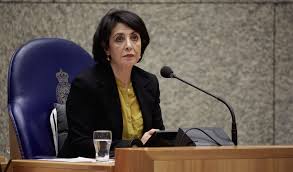 Tegen de wil van haar eigen partij de pvda die eigenlijk een andere kandidaat naar voren had willen schuiven en in weerwil van de hoon die ze vooraf kreeg van rechtse partijen omdat ze als. Wij Zijn Allen Khadija Arib