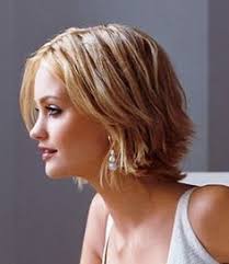 Highlighted short wavy haircut 2019 4. Low Maintenance Haircuts For Wavy Hair Women