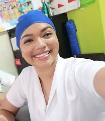 Enfermería en tiempos de pandemia Por: Lic. Eloisa Ayes Kisna Sarahi Alfaro  Peralta, graduada de la Licenciatura en Enfermería, UNAH-CURLA, única mujer  de cinco hermanos, se desempeña en la lucha contra el