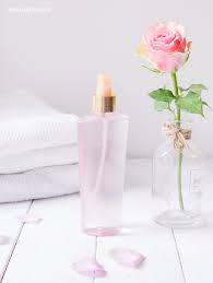 Wenn du soweit bist, gibst du die rosenblätter in einen. Bodyspray Mit Rosenwasser Duni Cheri