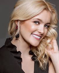 Amanda Coy's Instagram, Twitter & Facebook