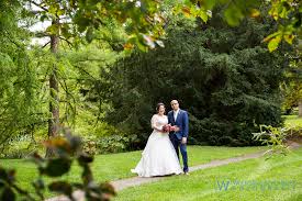 Unterhalb des schlosses laden dich alte baumbestände, wiesen und sogar ein weinberg zum verweilen ein. Hochzeitsportrats Von Tanja Und Romany Im Botanischen Garten In Hohenheim Fotodesign Schlabschi
