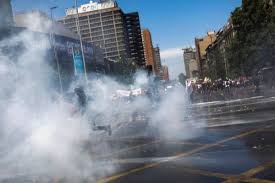 El accidente ocurrió alrededor de las 8 p.m. Muere Un Nino De Cuatro Anos Atropellado Por Un Conductor Que Se Lanzo Contra Una Manifestacion En Chile Internacional