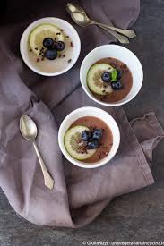 Si pone sul fuoco lo stampo in cui il budino andrà cotto, vi si versa dentro dello zucchero che si farà caramellare coprendo fondo e pareti. Budino Al Latte Di Cocco Al Limone E Cioccolato