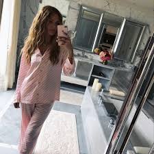 Le Pyjama En Satin Raye Rose Et Blanc Porte Par Caroline Receveur Sur Le Compte Instagram De Carolinereceveur Caroline Receveur Pyjama Satin Roses Blanches