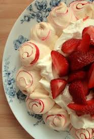 Attempting a pavlova for the first time can be intimidating and tricky. Custard Powder Pavlova ã‚±ãƒ¼ã‚­