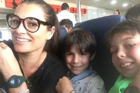 Lei stessa svelò di aver appreso del tradimento dell'allora marito con ilaria d'amico dalle radio e dai giornali, e senza che fosse stato lui ad avvisarla. Alena Seredova Si Rilassa A Capri Con I Figli E Mostra Un Fisico Da Urlo