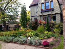 Grassless Yards Grassless Front Yard In Buffalo Ny I Ve Visited This Garden It S Hillside Landscaping Front Yard Front Yard Landscaping