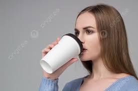 Fondo Primer Plano De Una Niña Bebiendo Café De Un Vaso De Papel Desechable  Foto E Imagen Para Descarga Gratuita