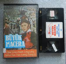 The emperor becomes ill and the sung dynasty is threatened by an evil baron, a patriotic officer named ree (chia ling) is assigned to the imperial palace to protect… Buyuk Macera Vhs Video Film Chia Ling Hsieh Ling Ling Nadir Kitap