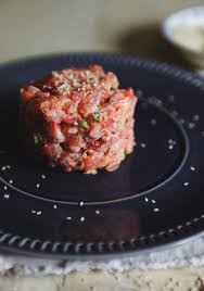 Tartare De Saumon Fraises Mayonnaise Epicee C Est Toujours Lui Que Mon Amoureux Me Cuisine Excellent Salmon Tartare Recipes Food