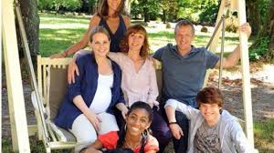 Virginie lemoine (marion ferrière) christian charmetant (daniel ferrière) ginette garcin (tante jeanne) samantha rénier (juliette ferrière) lucie barret (charlotte ferrière) antoine ferey (tim ferrière) doriane louisy louis. Famille D Accueil Du Neuf Pour La Saison 9 Premiere Fr