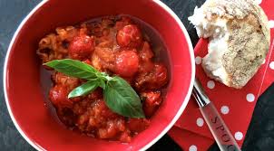 Diese Himmlisch Leckere Tomatensuppe Nach Einem Rezept Von Jamie Oliver Genial Italienisch Zaubert Selbst An Tomaten Suppe Tomatensuppe Lebensmittel Essen