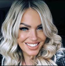 Shauna , Hairstylist