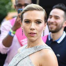 Hanging behind scarlett johansson, who's at home in new york, is a painting by the artist lois what's really great about her as an actor is she can't do fake, says cate shortland, the director of. Scarlett Johansson Was Nutzt Der Schonste Mann Gala De