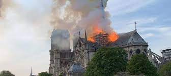 Construite au moyen âge à partir de 1163, et sur 2 siècles, elle est devenue l'un des symboles de la france. Un Incendi Crema Notre Dame De Paris Emporda